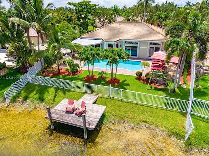 2322 NW 193rd Ave Pembroke Pines, FL 33029