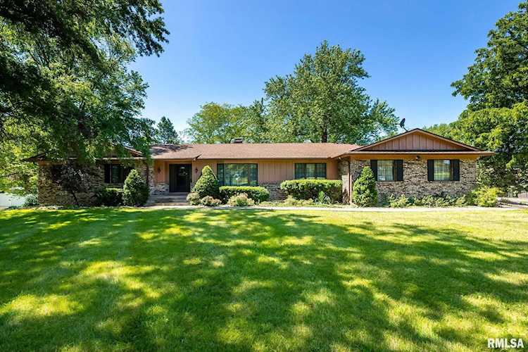 4575 Trails End Rd Bettendorf, IA 52722
