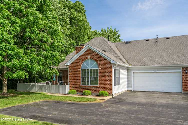 8003 Greenhurst Ct, Louisville, KY 40299 - Greenhurst Cond $255,000 Photo 1