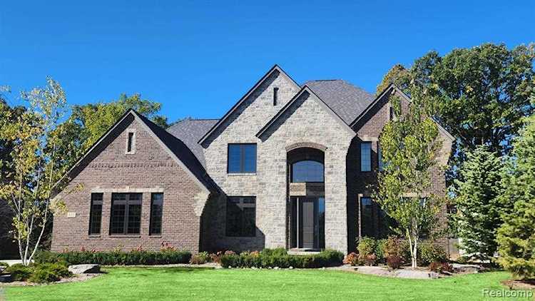835 Crestwood Ln Rochester Hills, MI 48309