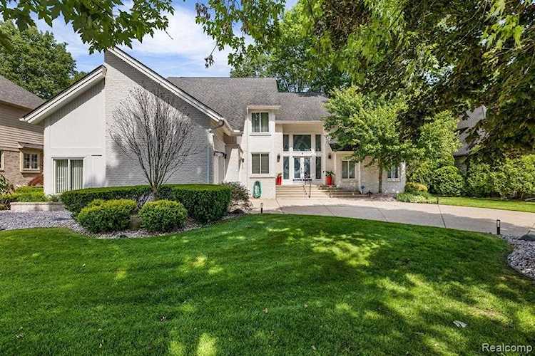 50458 Heatherwood Ln Shelby Twp, MI 48317