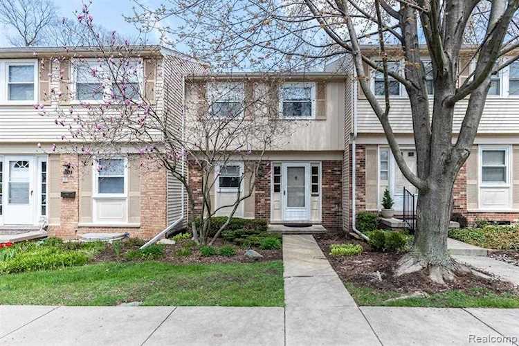 5240 Breeze Hill Pl Troy, MI 48098 | MLS 2220033506 Photo 1