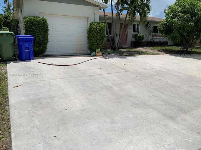 631 SW 71st Ave Pembroke Pines, FL 33023
