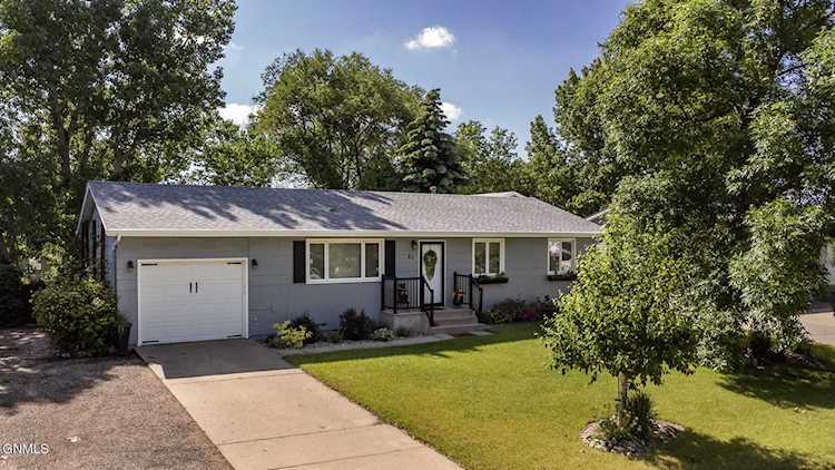 21 Penenah Dr Lincoln, ND 58504