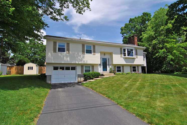 4 Camelot Dr Hooksett, NH 03106