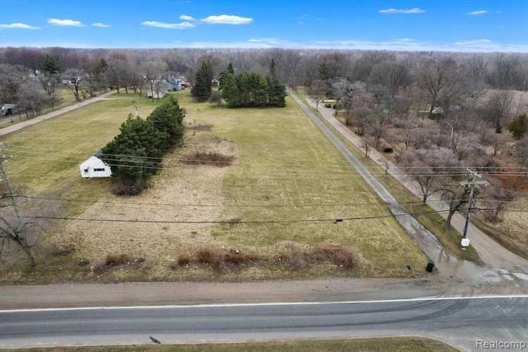 5765 Auburn Rd Shelby Twp, MI 48317