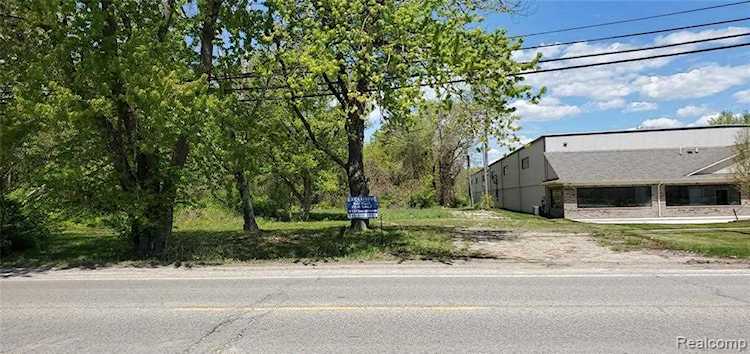 22477 15 Mile Clinton Township, MI 48035