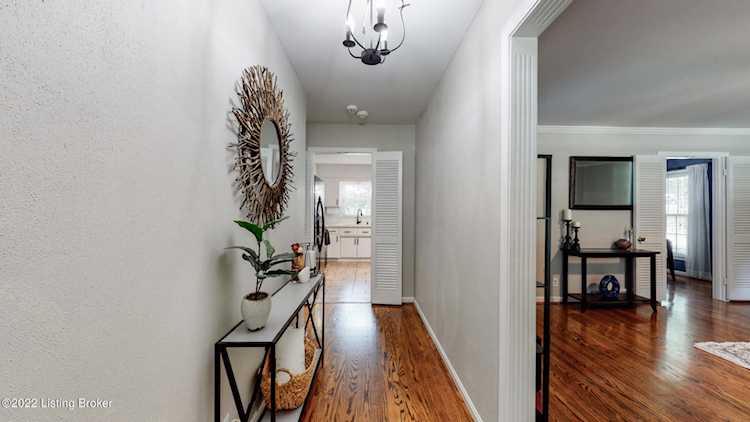 1616 Ormsby Ln Louisville, KY 40222