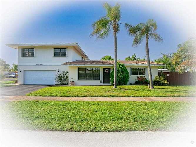 711 SE 3rd St Deerfield Beach, FL 33441