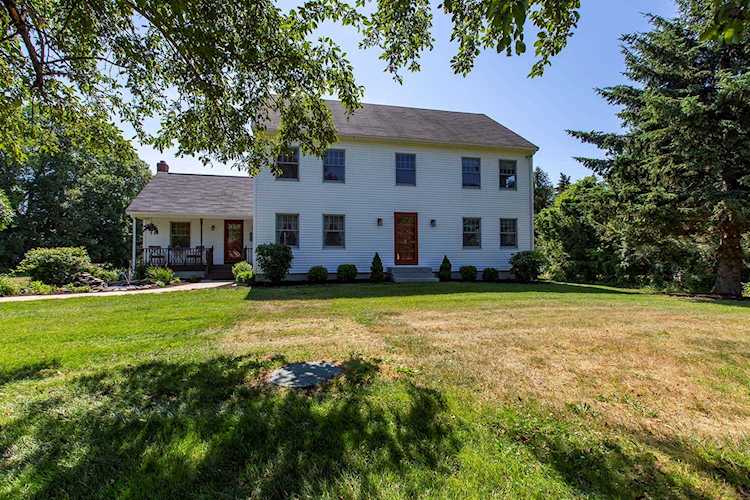7 Red Gate Dr Kingston, NH 03848