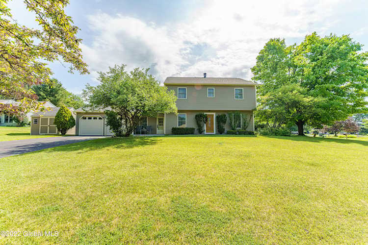 2 Equinox Ct Clifton Park, NY 12065