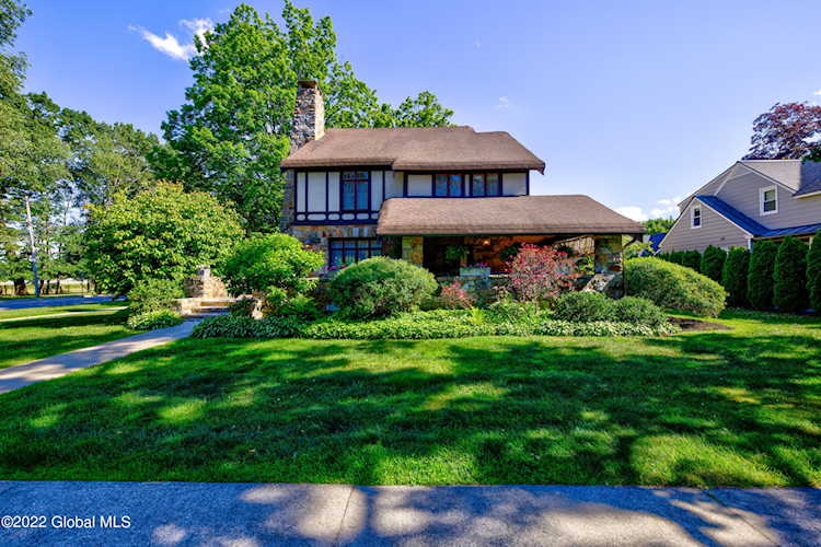 44 5th Ave Ave Saratoga Springs, NY 12866