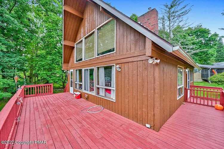 210 Stag Ct Bushkill, PA 18324