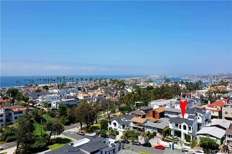 411 Heliotrope Ave Corona Del Mar, CA 92625