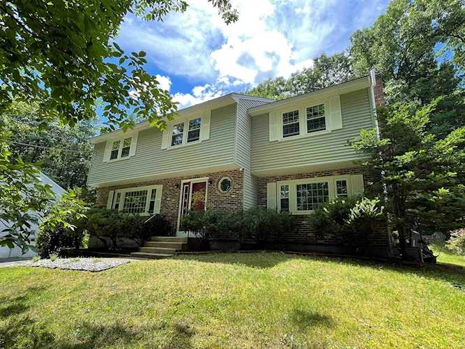 5 Christian Dr Nashua, NH 03063