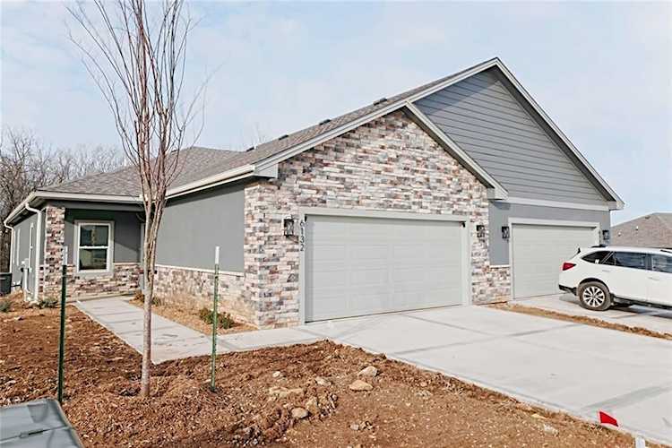 6132 Park St Shawnee, KS 66216