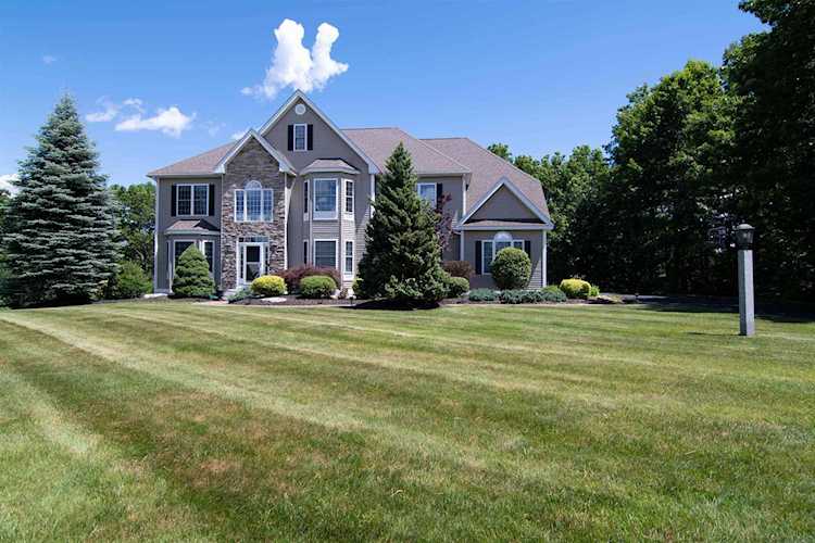 345 Lindstrom Ln Manchester, NH 03104