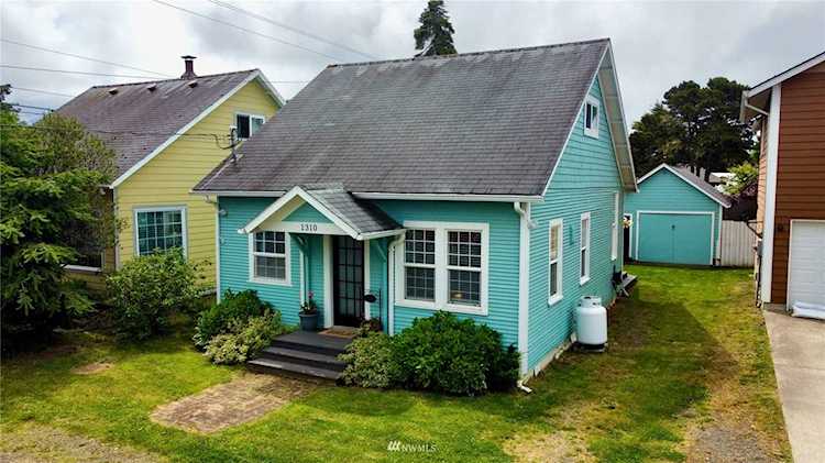 1310 44th Place Seaview, WA 98644