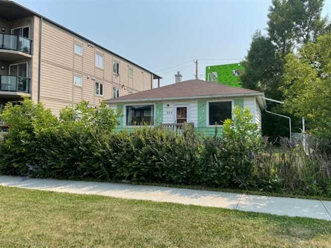 203 17 Ave NE Calgary, AB T2E 1L9