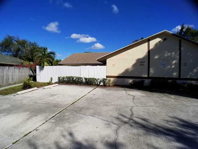 1674 Hawthorne Pl Wellington, FL 33414