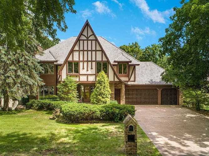 8867 Hidden Oaks Drive Eden Prairie, MN 55344