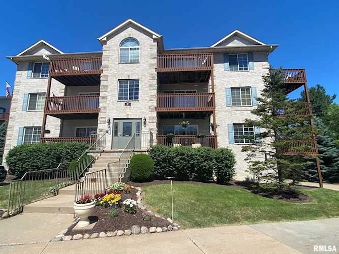 3016 Holiday Ct Bettendorf, IA 52722