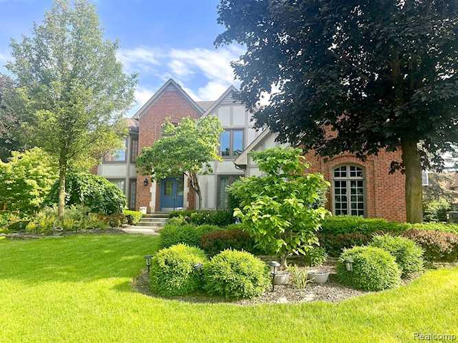 3702 Edinborough Dr Rochester Hills, MI 48306 | MLS 20221003374 Photo 1