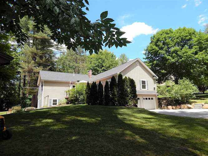 56 Davis Rd Bradford, NH 03221