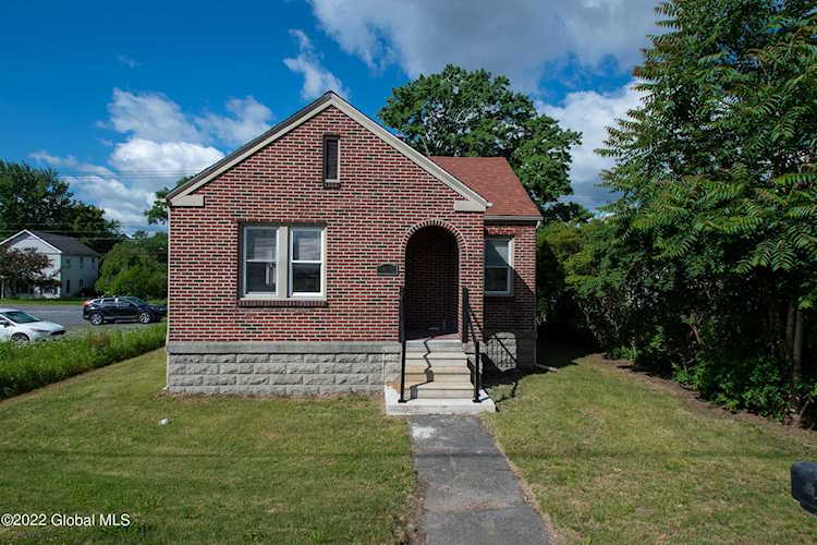 2054 State St Schenectady, NY 12304