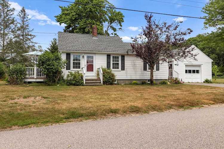 13 Andrews Ln East Kingston, NH 03827