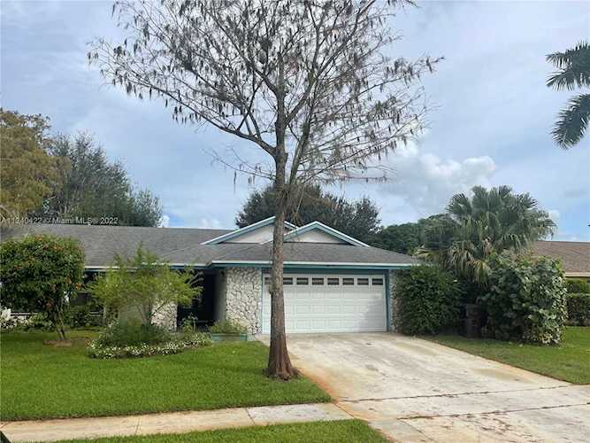 1800 Primrose Ln Wellington, FL 33414