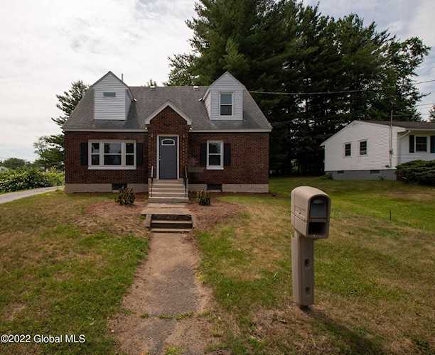 4 Conrad St Colonie, NY 12205