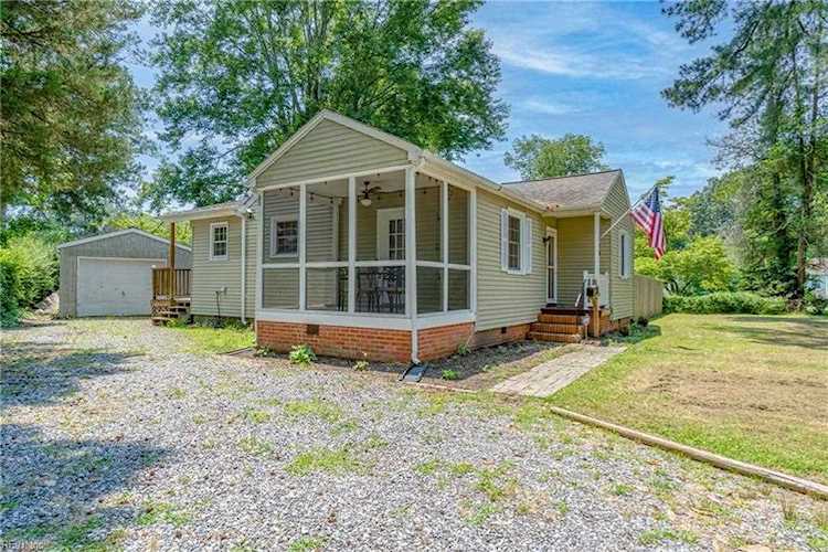 15 E Commodore Dr Newport News, VA 23601 home for sale, MLS#10442498 - Crescas Real Estate Photo 1