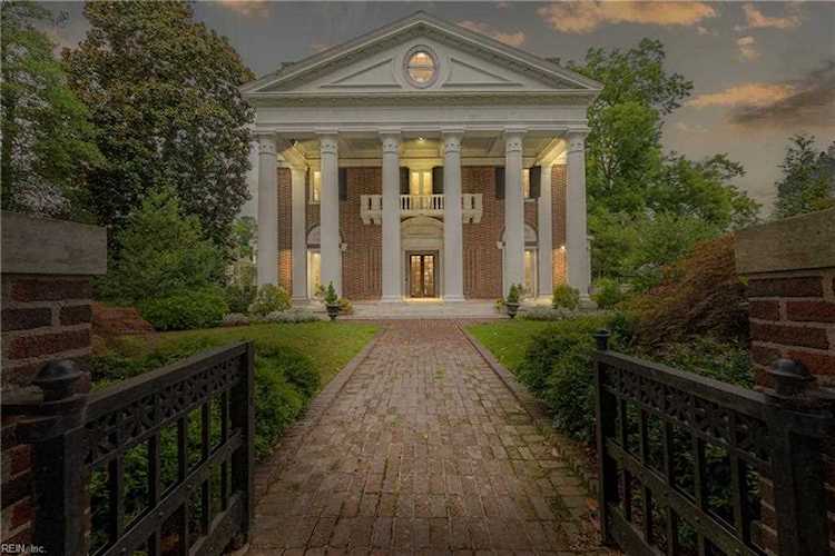 204 Bank St Suffolk, VA 23434