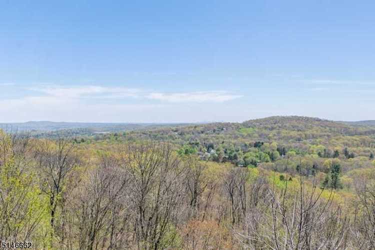 7 Sheeprock Rd Kinnelon Boro, NJ 07405