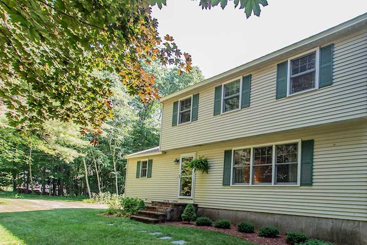 15 Hickory Ln Danville, NH 03819