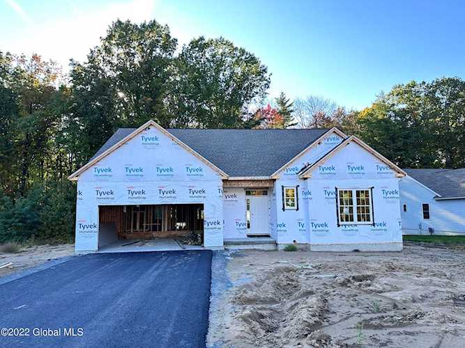 8 Greenbrier Way Halfmoon, NY 12065