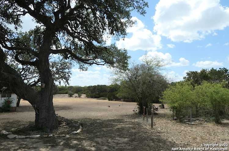 561 Hideaway Ln Pipe Creek, TX 78063