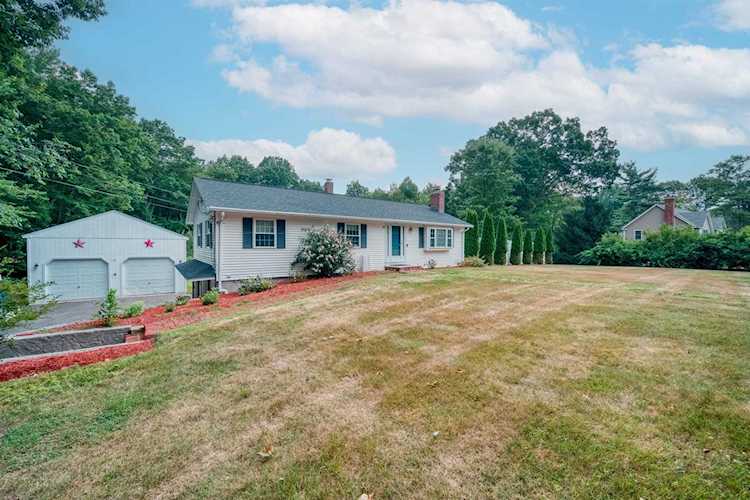 22 Hawthorne Dr Atkinson, NH 03811
