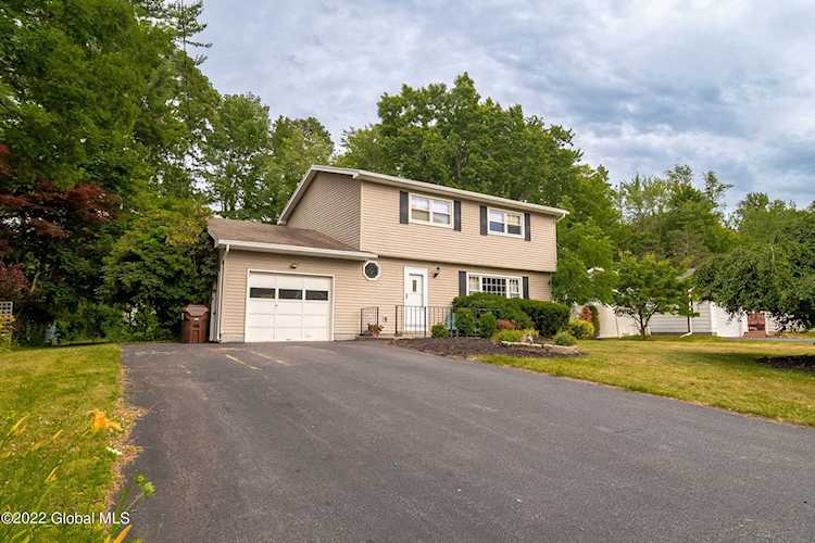 10 Scotchpine Dr Voorheesville, NY 12186