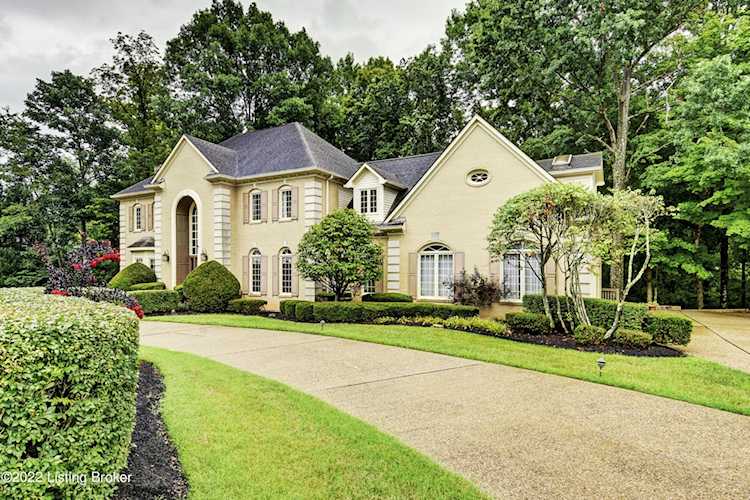 611 Woodlake Dr Louisville, KY 40245