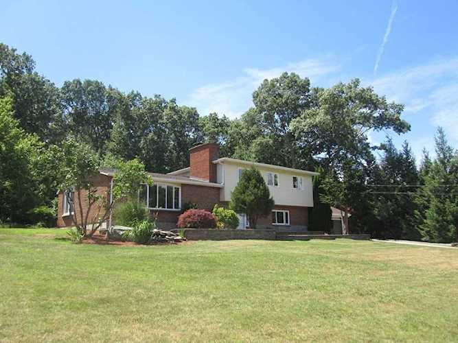 15 Eagle Dr Dudley, MA 01571