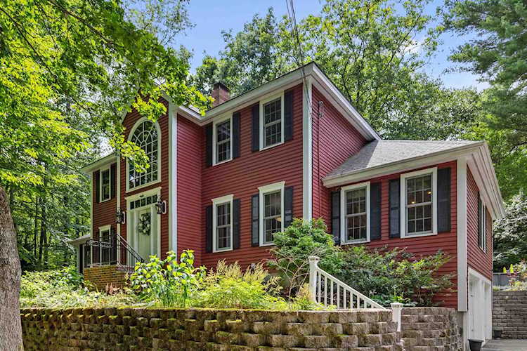 15 Checkerberry Ln Bedford, NH 03110