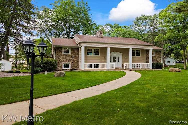 660 Woodland Dr South Lyon, MI 48178