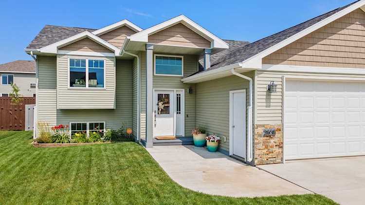 2808 Grey Eagle Pass Minot, ND 58703