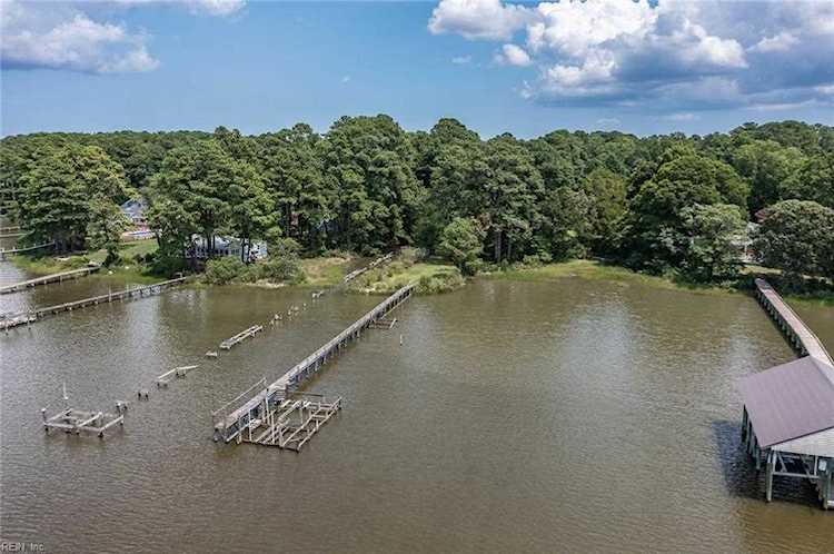 207 Sylvia Dr Yorktown, VA 23693