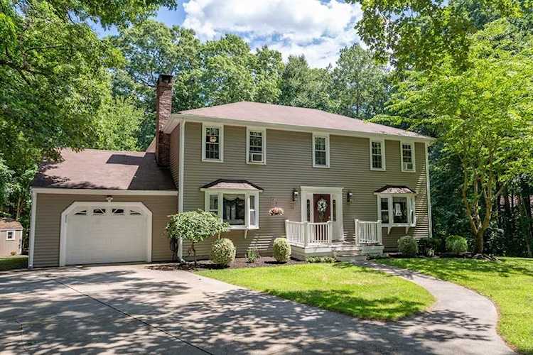 MLS#:73021146 Mendon, 10 Oak Hill Rd, MA, home for sale Photo 1