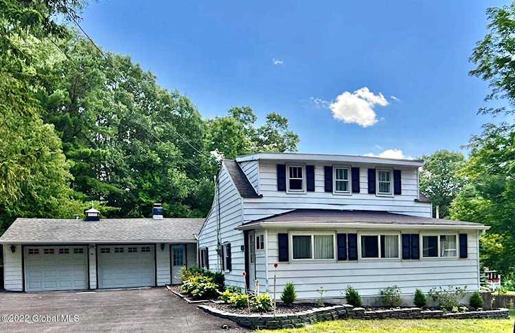 132 Beach Rd Halfmoon, NY 12065