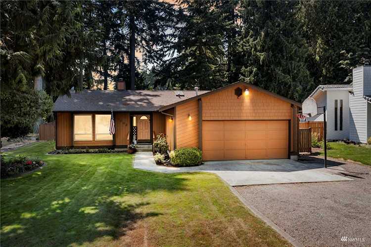 4002 Lakeridge Dr E Lake Tapps, WA 98391