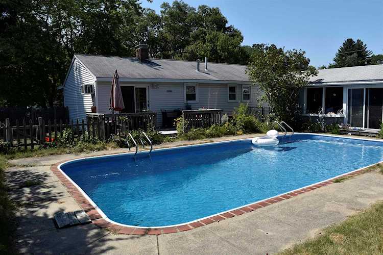 12 Northwood Dr Nashua, NH 03063